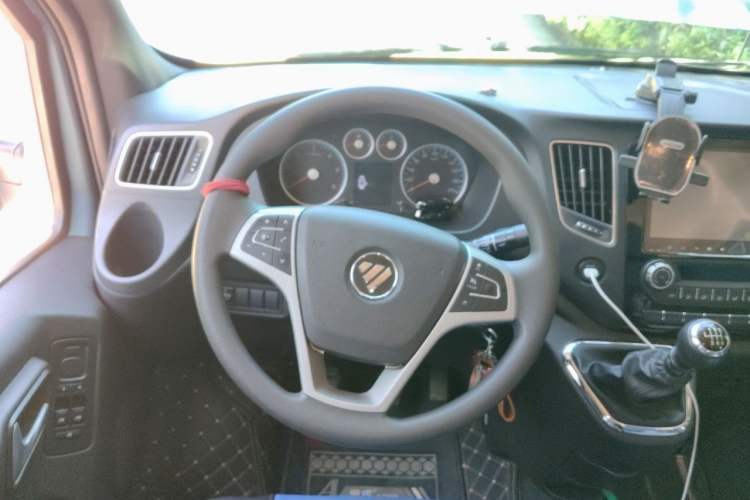 Used Foton Toano 2023 Urban Edition Multi-Function 2.0T Manual Short Wheelbase Low Roof with Single Rear Tire Available in 5/6/9-Seater Configurations Steering Wheel