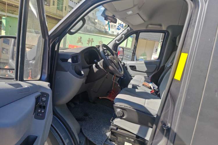 Used Foton Toano 2023 Cummins 2.8T Manual Jixiang Multi-Function Long-Wheelbase Mid-Roof Model with Rear Dual Tires Available in 7/9-Seater Configurations Driver Seat