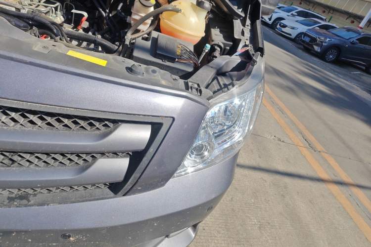 Used Foton Toano 2023 Cummins 2.8T Manual Jixiang Multi-Function Long-Wheelbase Mid-Roof Model with Rear Dual Tires Available in 7/9-Seater Configurations Engine Bay Left