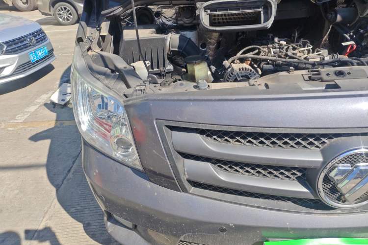 Used Foton Toano 2023 Cummins 2.8T Manual Jixiang Multi-Function Long-Wheelbase Mid-Roof Model with Rear Dual Tires Available in 7/9-Seater Configurations Engine Bay Right