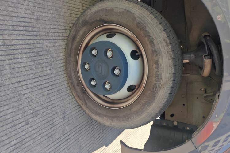 Used Foton Toano 2023 Cummins 2.8T Manual Jixiang Multi-Function Long-Wheelbase Mid-Roof Model with Rear Dual Tires Available in 7/9-Seater Configurations Right Front Wheel Hub