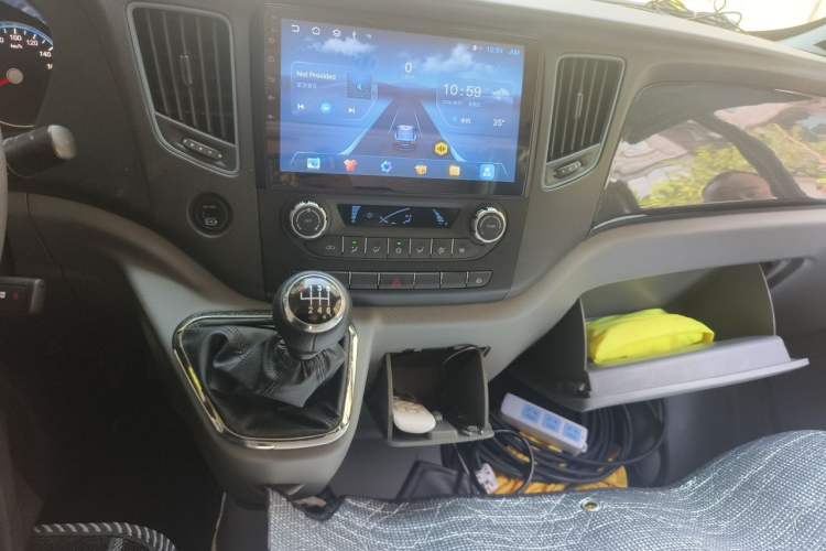 Used Foton Toano 2023 2.0T Manual Jixiang Long Wheelbase Ultra-High Roof with Single Rear Tire 7/9 Seats Audio And AC Panel