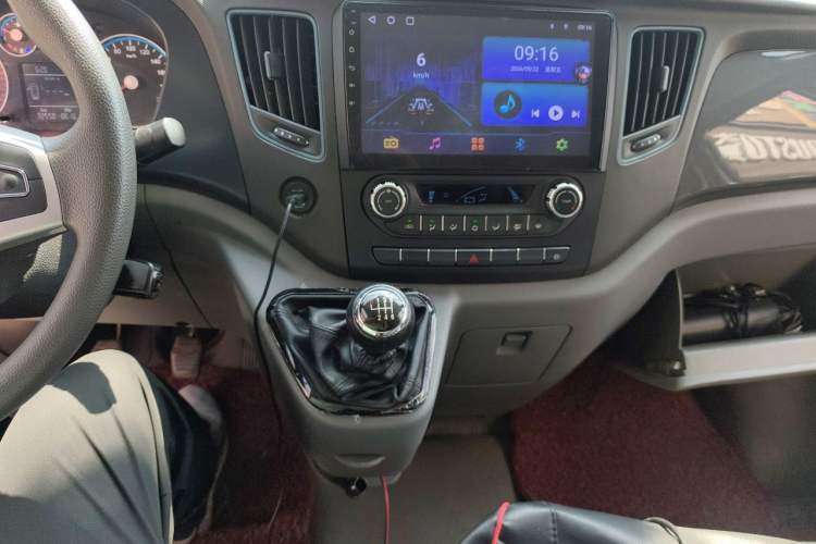 Used Foton Toano 2023 2.0T Manual Urban Version Short Wheelbase Mid-Height Design with Single Rear Tire—5/6/9 Seater Audio And AC Panel