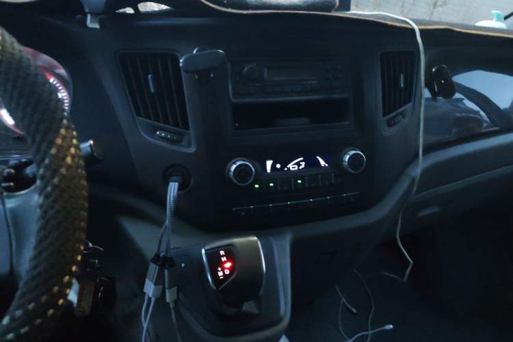 Used Foton Toano 2023 2.0T Automatic Jixiang Multi-Function Long-Wheelbase Mid-Height Rear Single Tire – Available in 6/7/9-Seater Configurations Audio And AC Panel