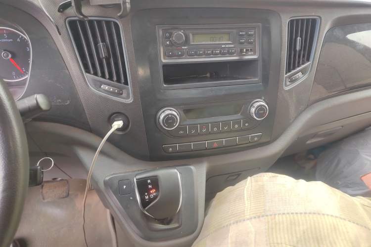 Used Foton Toano 2023 2.0T Automatic Urban Edition Short Wheelbase Mid-Height Design with Single Rear Tire—Available in 5/6/9-Seater Configurations Audio And AC Panel