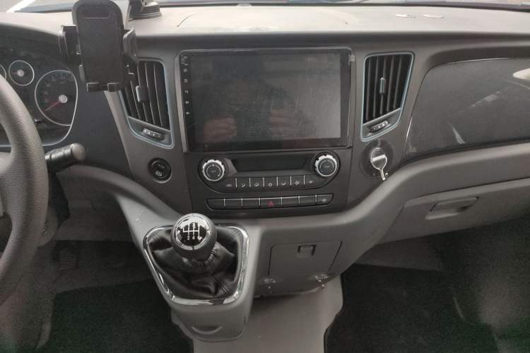 Used Foton Toano 2023 Joy Elephant Multi-Function 2.0T Manual Long-Wheelbase Mid-Roof Model with Single Rear Tire Available in 5/6/7/9-Seater Configurations Audio And AC Panel