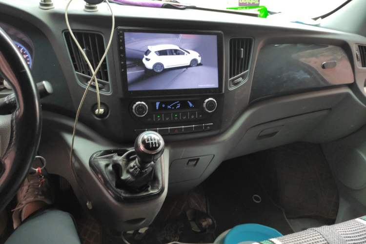 Used Foton Toano 2023 Cummins 2.8T Manual Jixiang Multi-Function Long-Wheelbase Mid-Roof Model with Rear Dual Tires Available in 7/9-Seater Configurations Audio And AC Panel