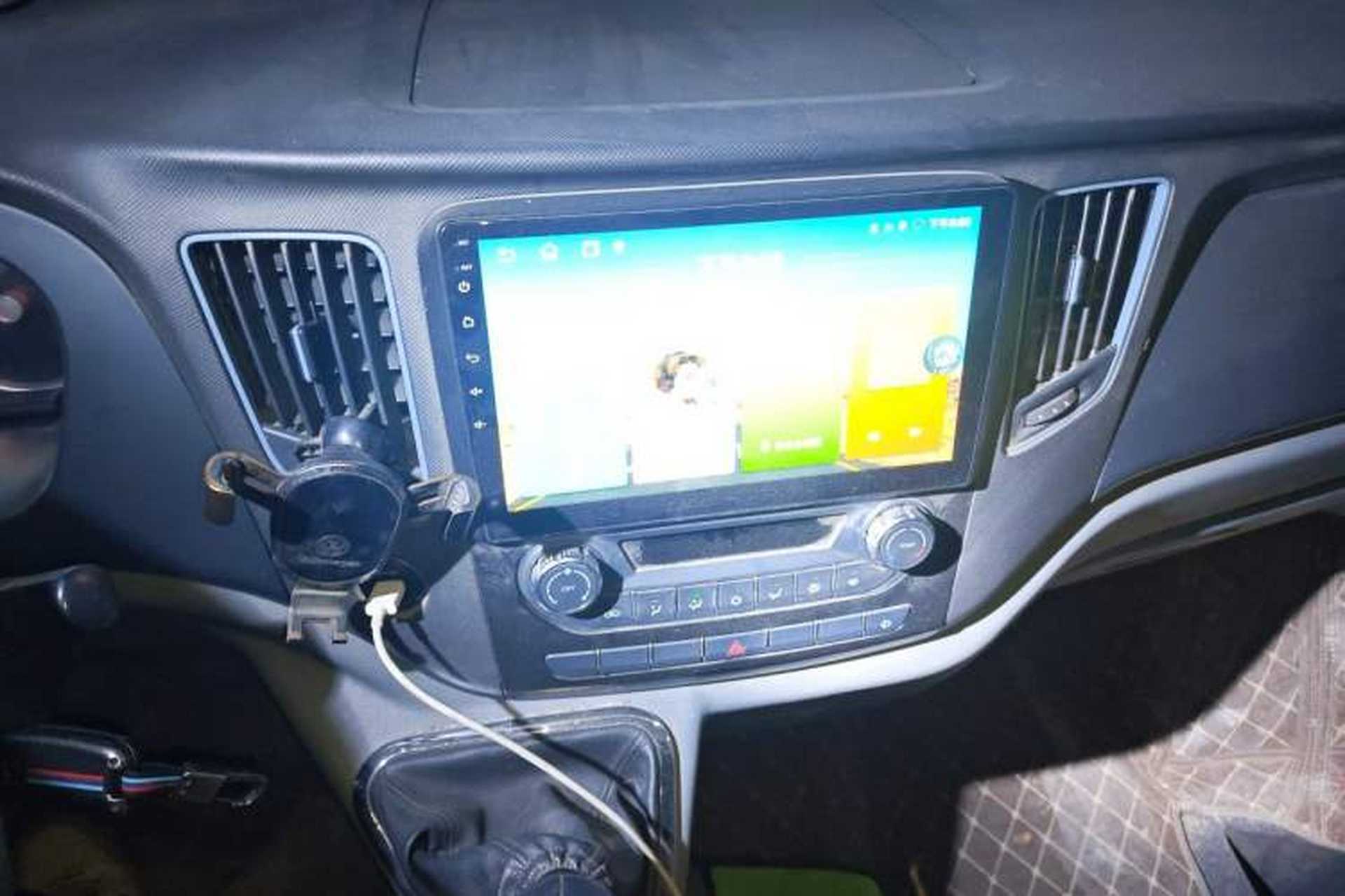 Used Foton Toano 2023 Joy Elephant Multi-Function 2.0T Manual Long-Wheelbase Mid-Roof Model with Single Rear Tire Available in 5/6/7/9-Seater Configurations Audio And AC Panel