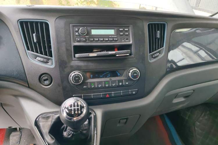 Used Foton Toano 2023 2.8T Manual Jixiang Van Long Wheelbase Mid-Roof Design with Rear Dual Tires 3-Seater Audio And AC Panel
