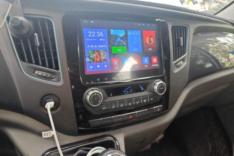 Used Foton Toano 2023 Joy Elephant Multi-Function Model Cummins 2.8T Manual Transmission Long Wheelbase Mid-Roof Design Rear Single Tire—Available in 5/6/7/9-Seater Configurations Audio And AC Panel