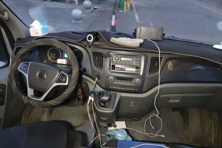 Used Foton Toano 2023 2.0T Automatic Jixiang Multi-Function Long-Wheelbase Mid-Height Rear Single Tire – Available in 6/7/9-Seater Configurations Center Console