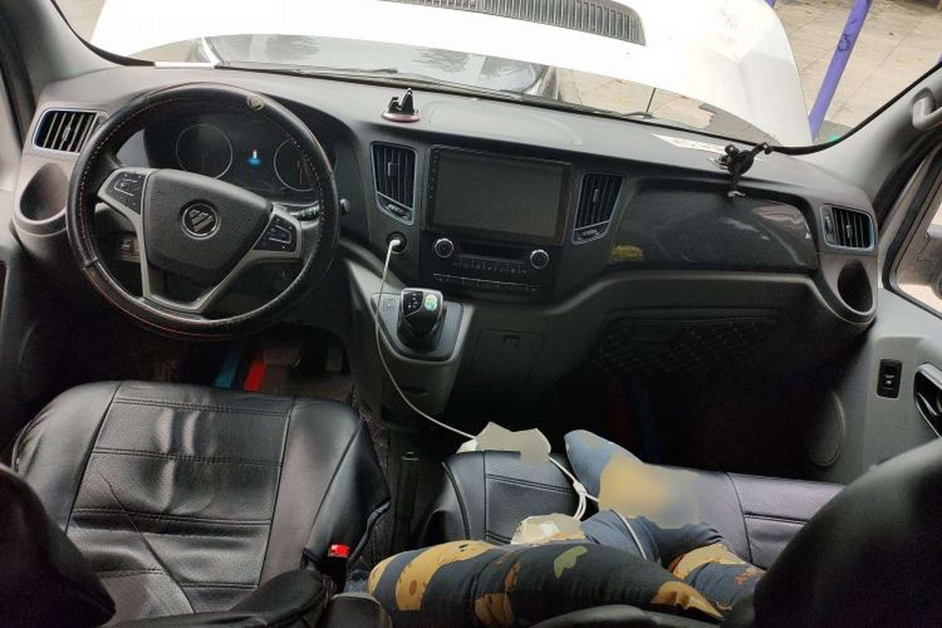 Used Foton Toano 2023 2.0T Automatic Urban Edition Short Wheelbase Low Roof with Single Rear Tire—Available in 5/6/9-Seater Configurations Center Console