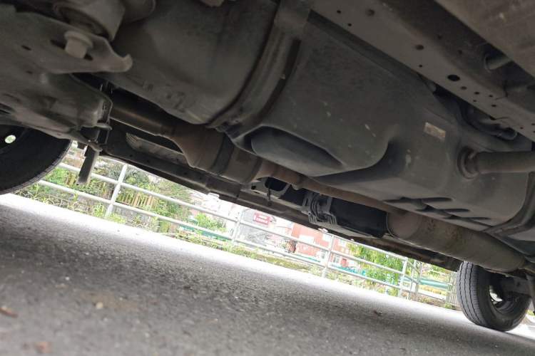 Used Foton Toano 2023 2.0T Manual Jixiang Long-Wheelbase Mid-Top Single Rear Tire 7/9-Seater Professional Edition Chassis Front Left