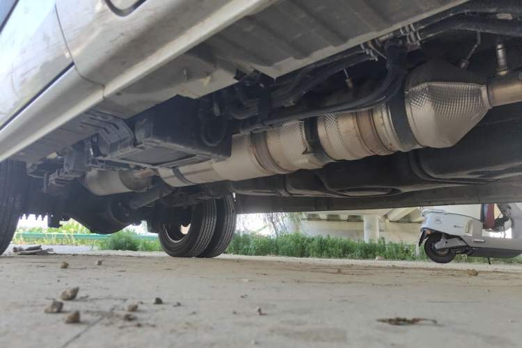 Used Foton Toano 2023 2.5T Manual Jixiang Long Wheelbase Mid-Top with Dual Rear Tires 7/9-Seater Chassis Front Right