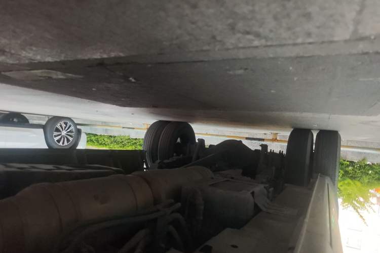 Used Foton Toano 2023 Cummins 2.8T Manual Jixiang Multi-Function Long-Wheelbase Mid-Roof Model with Rear Dual Tires Available in 7/9-Seater Configurations Chassis Front Right