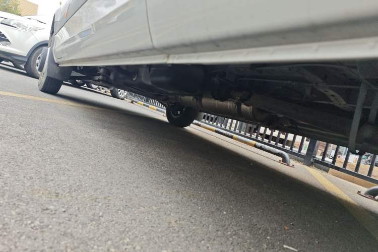 Used Foton Toano 2023 2.8T Manual Jixiang Van Extended Wheelbase Mid-Height Roof Rear Dual Tires 3-Seater Chassis Rear Left