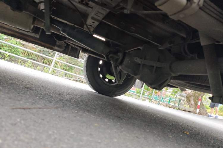Used Foton Toano 2023 2.0T Manual Jixiang Long-Wheelbase Mid-Top Single Rear Tire 7/9-Seater Professional Edition Chassis Rear Left