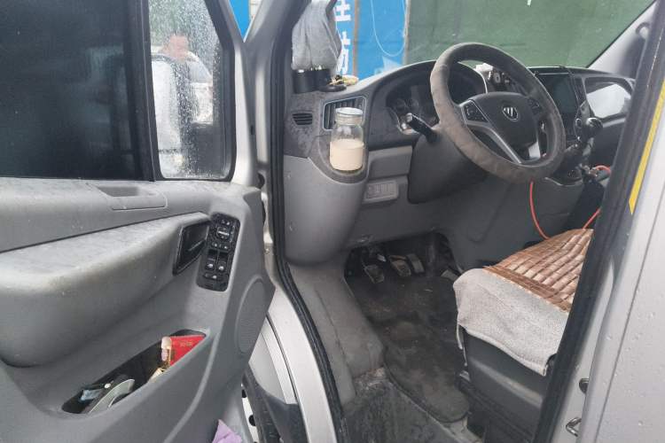 Used Foton Toano 2023 Joy Elephant Multi-Function 2.0T Manual Long-Wheelbase Mid-Roof Model with Single Rear Tire Available in 5/6/7/9-Seater Configurations Driver Seat