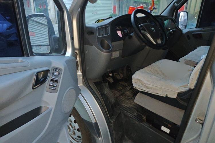 Used Foton Toano 2023 Joy Elephant Multi-Function Model Cummins 2.8T Manual Transmission Long Wheelbase Mid-Roof Design Rear Single Tire—Available in 5/6/7/9-Seater Configurations Driver Seat