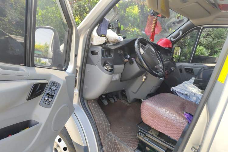 Used Foton Toano 2023 Joy Elephant Multi-Function 2.0T Manual Long-Wheelbase Mid-Roof Model with Single Rear Tire Available in 5/6/7/9-Seater Configurations Driver Seat
