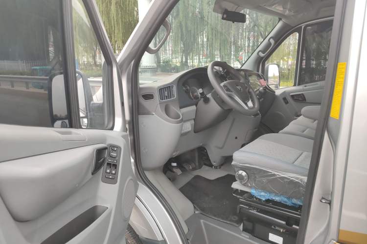 Used Foton Toano 2023 Joy Elephant Multi-Function 2.0T Manual Long-Wheelbase Mid-Roof Model with Single Rear Tire Available in 5/6/7/9-Seater Configurations Driver Seat
