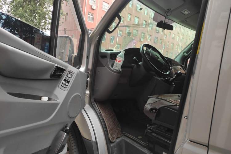 Used Foton Toano 2023 Cummins 2.8T Manual Jixiang Multi-Function Long-Wheelbase Mid-Roof Model with Rear Dual Tires Available in 7/9-Seater Configurations Driver Seat