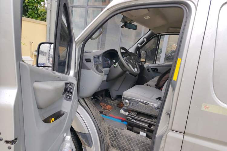 Used Foton Toano 2023 2.8T Manual Jixiang Van Long Wheelbase Mid-Roof Design with Rear Dual Tires 3-Seater Driver Seat