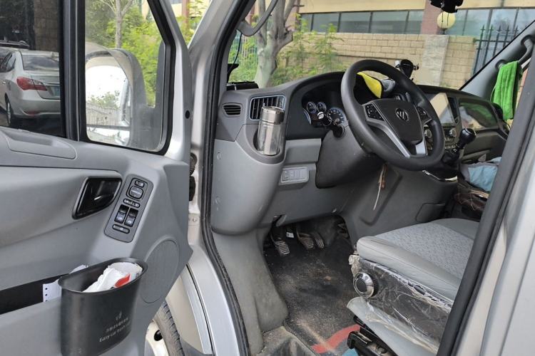 Used Foton Toano 2023 2.5T Manual Jixiang Van Long Wheelbase Ultra-High Roof with Rear Dual Tires 3-Seater Driver Seat