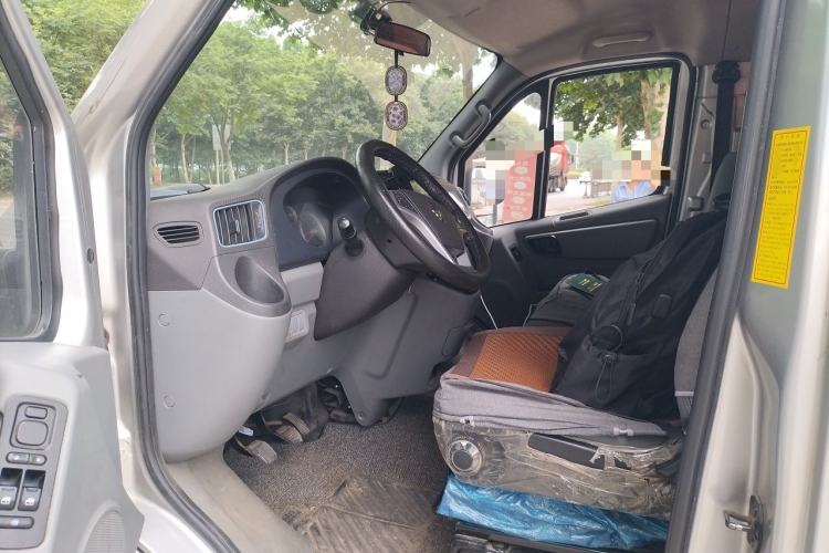 Used Foton Toano 2023 2.0T Manual Urban Version Short Wheelbase Low Roof with Single Rear Tire Available in 5/6/9-Seater Configurations Driver Seat