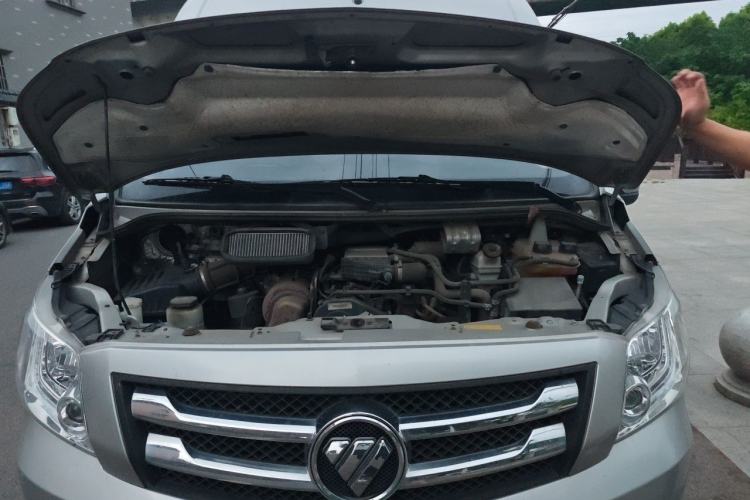Used Foton Toano 2023 2.0T Automatic Jixiang Multi-Function Long-Wheelbase Mid-Height Rear Single Tire – Available in 6/7/9-Seater Configurations Engine Bay