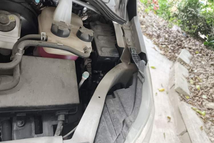 Used Foton Toano 2023 2.0T Automatic Jixiang Multi-Function Long-Wheelbase Mid-Height Rear Single Tire – Available in 6/7/9-Seater Configurations Engine Bay Left