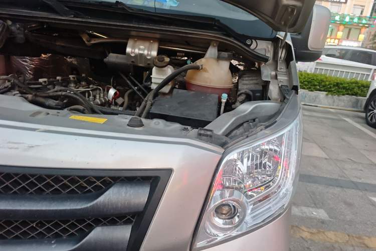 Used Foton Toano 2023 Cummins 2.8T Manual Jixiang Multi-Function Long-Wheelbase Mid-Roof Model with Rear Dual Tires Available in 7/9-Seater Configurations Engine Bay Left