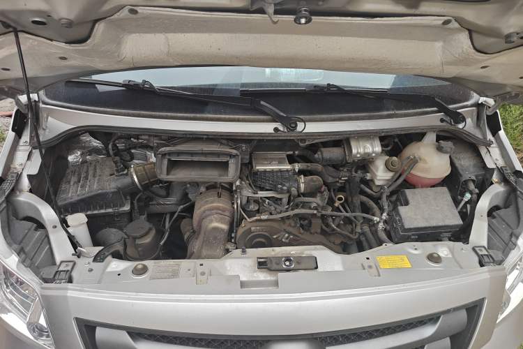 Used Foton Toano 2023 Joy Elephant Multi-Function 2.0T Manual Long-Wheelbase Mid-Roof Model with Single Rear Tire Available in 5/6/7/9-Seater Configurations Engine Bay