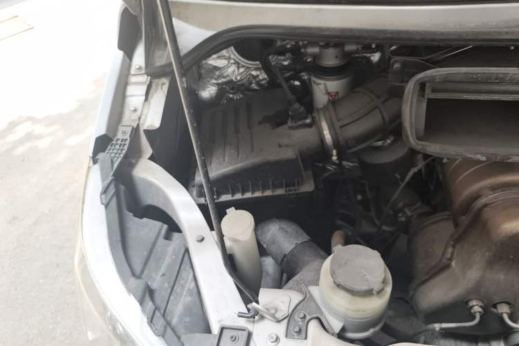 Used Foton Toano 2023 2.0T Automatic Jixiang Multi-Function Long-Wheelbase Mid-Height Rear Single Tire – Available in 6/7/9-Seater Configurations Engine Bay Right