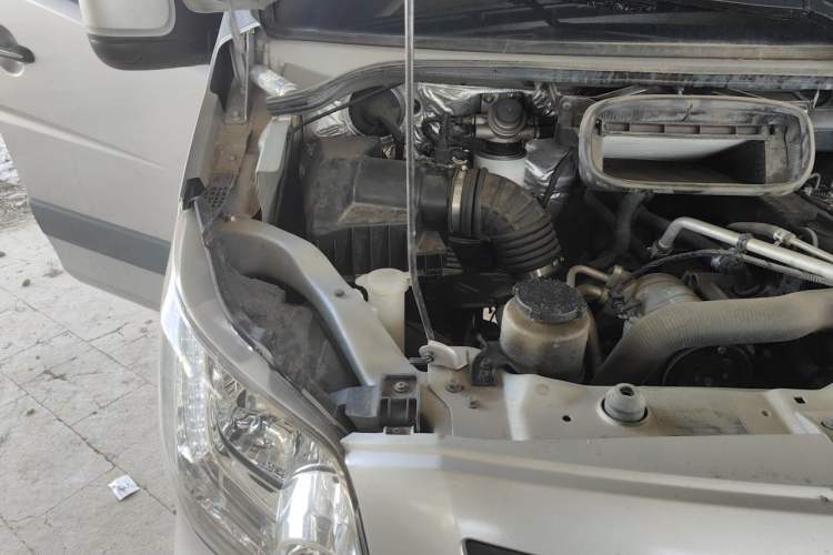 Used Foton Toano 2023 2.5T Manual Jixiang Long Wheelbase Mid-Top with Dual Rear Tires 7/9-Seater Engine Bay Right