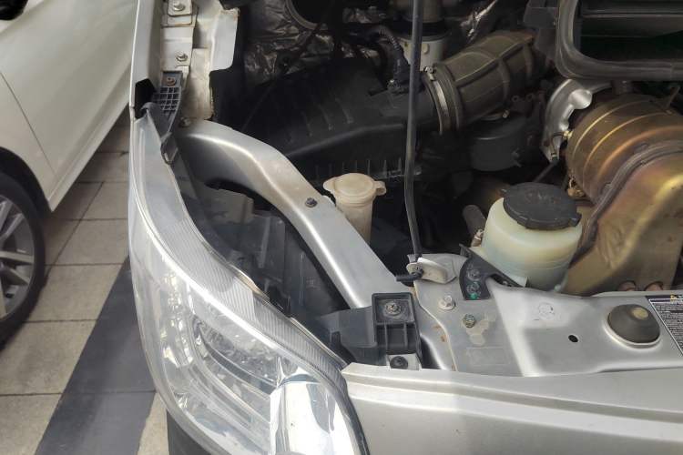 Used Foton Toano 2023 2.0T Automatic Urban Edition Short Wheelbase Mid-Height Design with Single Rear Tire—Available in 5/6/9-Seater Configurations Engine Bay Right
