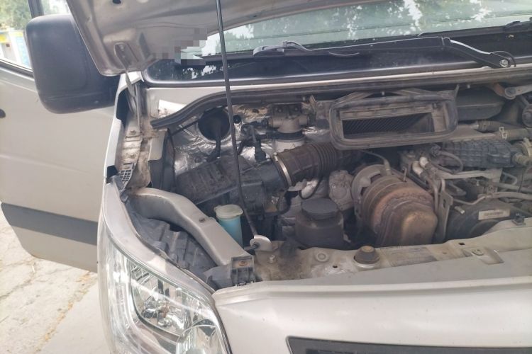 Used Foton Toano 2023 2.0T Manual Urban Version Short Wheelbase Low Roof with Single Rear Tire Available in 5/6/9-Seater Configurations Engine Bay Right