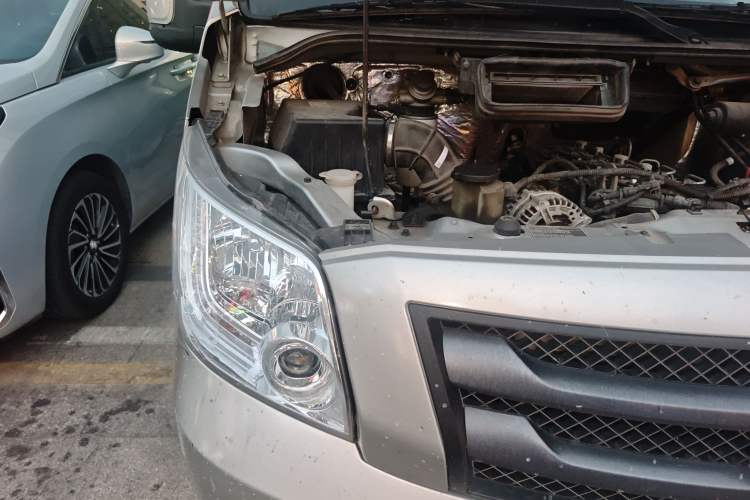 Used Foton Toano 2023 Cummins 2.8T Manual Jixiang Multi-Function Long-Wheelbase Mid-Roof Model with Rear Dual Tires Available in 7/9-Seater Configurations Engine Bay Right