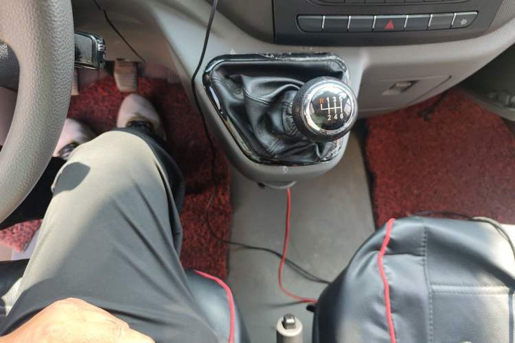 Used Foton Toano 2023 2.0T Manual Urban Version Short Wheelbase Mid-Height Design with Single Rear Tire—5/6/9 Seater Gear Lever