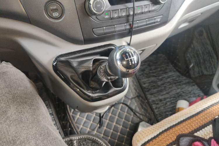 Used Foton Toano 2023 2.8T Manual Jixiang Long Wheelbase Mid-Top with Rear Dual Tires 7/9 Seats Gear Lever