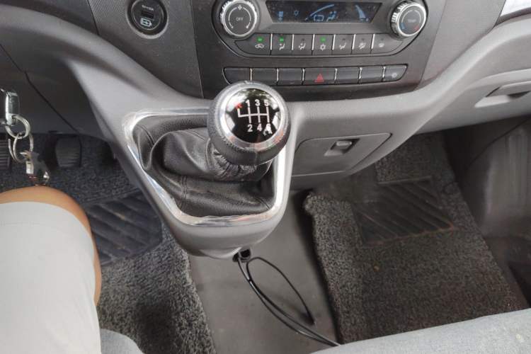 Used Foton Toano 2023 2.8T Manual Urban Version Short Wheelbase Low Roof with Single Rear Tire—5/6/9 Seater Gear Lever
