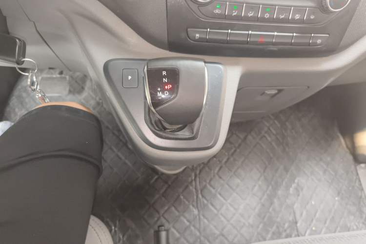 Used Foton Toano 2023 2.0T Automatic Jixiang Multi-Function Long-Wheelbase Mid-Height Rear Single Tire – Available in 6/7/9-Seater Configurations Gear Lever