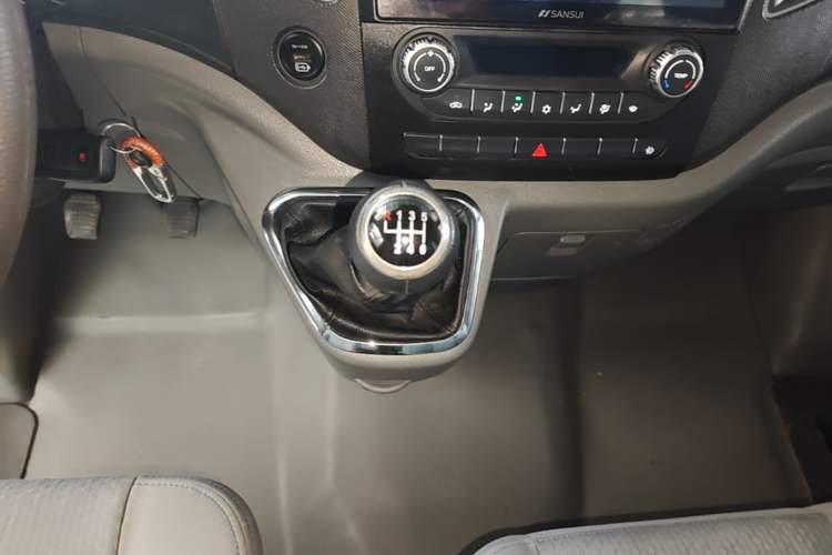 Used Foton Toano 2023 Urban Edition Multi-Function 2.0T Manual Short Wheelbase Mid-Roof Rear Single Tire – Available in 5/6/9-Seater Configurations Gear Lever
