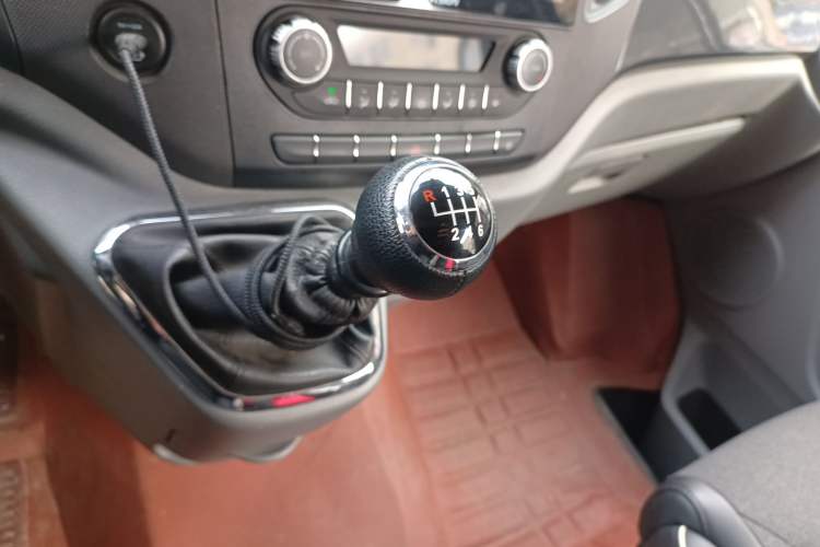 Used Foton Toano 2023 Joy Elephant Multi-Function 2.0T Manual Long-Wheelbase Mid-Roof Model with Single Rear Tire Available in 5/6/7/9-Seater Configurations Gear Lever