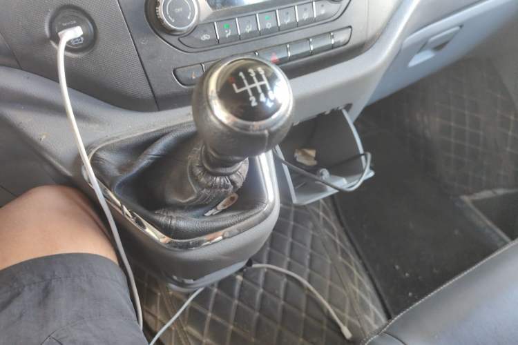 Used Foton Toano 2023 2.5T Manual Jixiang Long Wheelbase Mid-Top with Dual Rear Tires 7/9-Seater Gear Lever