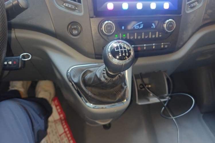Used Foton Toano 2023 Joy Elephant Multi-Function 2.0T Manual Long-Wheelbase Mid-Roof Model with Single Rear Tire Available in 5/6/7/9-Seater Configurations Gear Lever