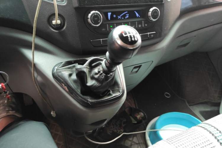 Used Foton Toano 2023 Cummins 2.8T Manual Jixiang Multi-Function Long-Wheelbase Mid-Roof Model with Rear Dual Tires Available in 7/9-Seater Configurations Gear Lever