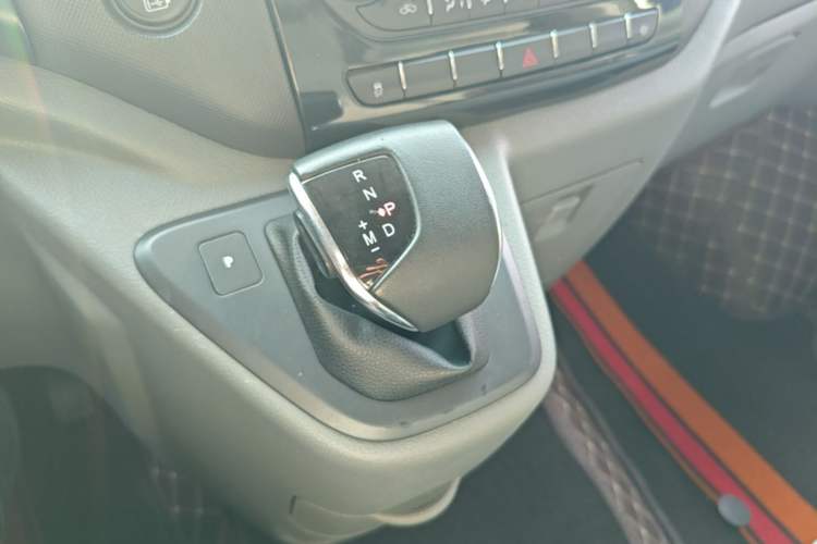 Used Foton Toano 2023 2.0T Automatic Jixiang Long-Wheelbase Mid-Height Rear Single Tire 7/9-Seater Gear Lever