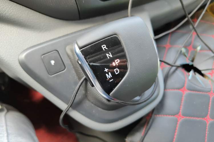 Used Foton Toano 2023 2.0T Automatic Jixiang Multi-Function Long-Wheelbase Mid-Height Rear Single Tire – Available in 6/7/9-Seater Configurations Gear Lever