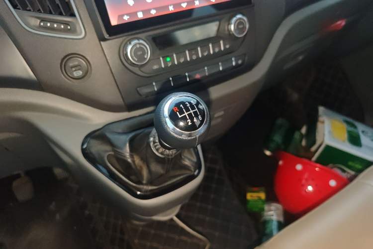 Used Foton Toano 2023 Cummins 2.8T Manual Jixiang Multi-Function Long-Wheelbase Mid-Roof Model with Rear Dual Tires Available in 7/9-Seater Configurations Gear Lever